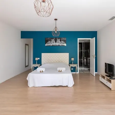 Splendid With Pool And Seaview 20 Min Away From Center - Welkeys Nice